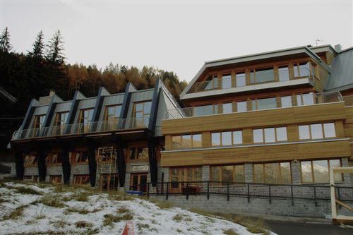 Edificio prefabbricato - JOLLY - Riko Hiše - in legno massiccio / in calcestruzzo / struttura in legno