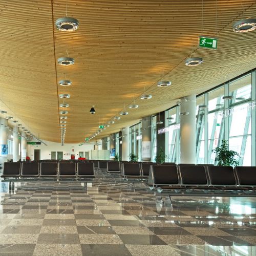 Controsoffitto in legno - JOŽE PUČNIK AIRPORT - Riko Hiše - a quadrotte / curvo
