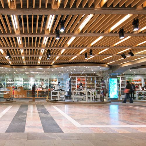 Controsoffitto in legno - MAXIMARKET SHOPPING MALL - Riko Hiše - a doghe