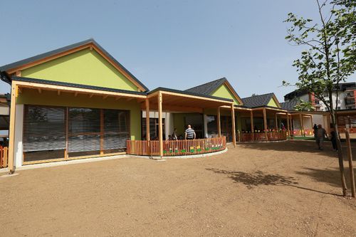 Edificio prefabbricato - MURSKA SOBOTA - Riko Hiše - in legno massiccio / per scuola materna / contemporaneo