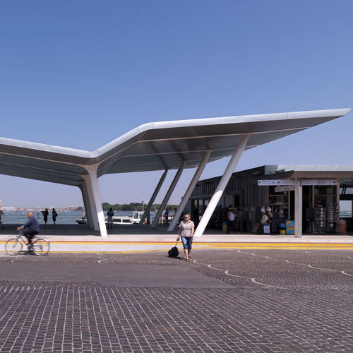 Tettoia per terrazzo - ACTV VENICE PIERS, VENICE  - ZINTEK - in metallo / con copertura in zinco-titanio / inclinata