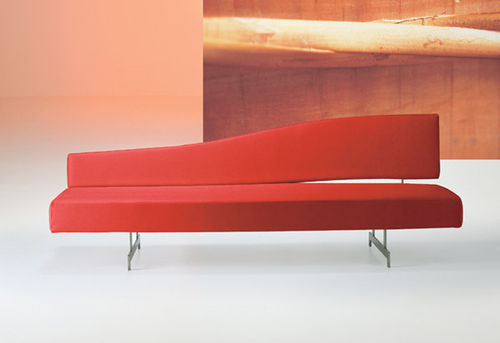 Divano contemporaneo - ROBESPIERRE - INVENTA contract - in tessuto / rosso / in legno