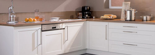 Cucina contemporanea - VILLAGE - Brigitte Küchen - H. Frickemeier Möbelwerk GmbH - in laminato / con impugnature / bianca