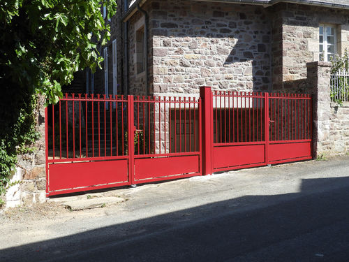 Cancello battente - MONCONTOUR - Kostum - scorrevole / in alluminio / a sbarre