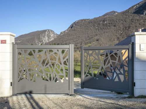Cancello battente - AWENIG  - Kostum - in alluminio / in lamiera forata / a motore