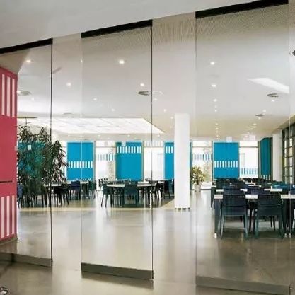 Parete scorrevole impilabile - Opal - Apton Partitioning Limited - a vetrina / in alluminio / professionale