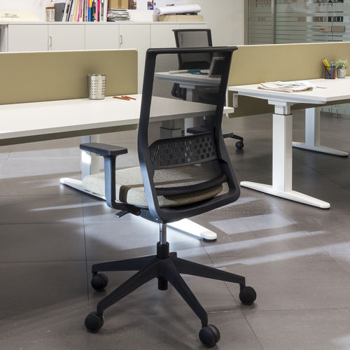 Poltrona da ufficio contemporanea - STAY - Actiu - in tessuto / in alluminio / con poggiatesta