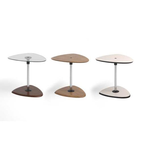 Tavolo d'appoggio contemporaneo - B - Ekornes - in legno / in vetro / triangolare