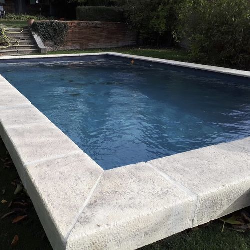 Bordo di piscina in pietra naturale - L – BOURGEOISE - ROUVIERE - d'angolo