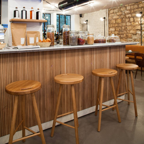 Sgabello da bar design scandinavo - REMIX - Hans Hansen Furniture - in rovere / con supporto in quercia / con 3 piedi