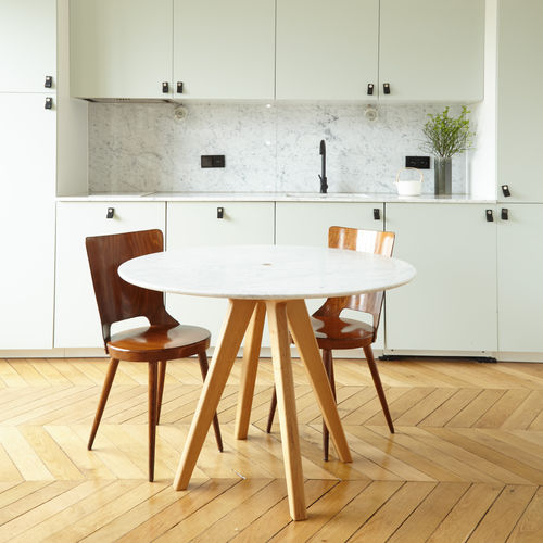 Tavolo design scandinavo - ARTHUR - Hans Hansen Furniture - in marmo / con supporto in quercia / rotondo