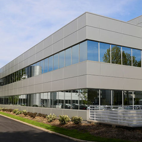 Rivestimento di facciata modulare - INTERCEPT™ V-TRAC - Centria Architectural Systems - in pannelli / in alluminio / liscio