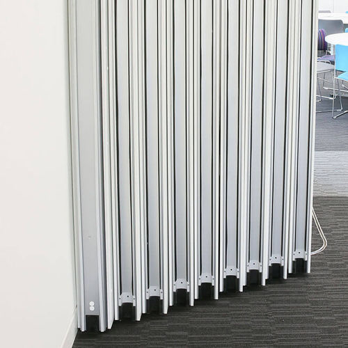 Parete scorrevole impilabile - VARIFLEX COMFORTDRIVE - DORMA Hüppe Raumtrennsysteme - in legno / professionale / da ufficio