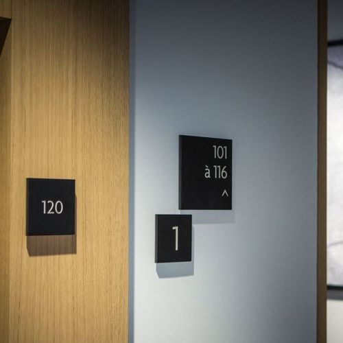 Cartello segnaletico per porta - CARBON - APIR SRL - di orientamento / da parete / in metallo