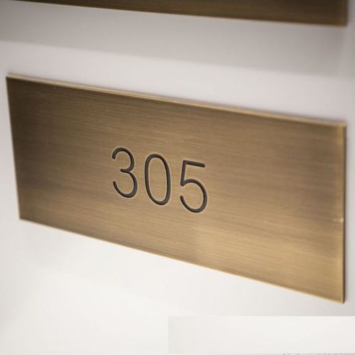 Cartello segnaletico per porta - SLOW - APIR SRL - da parete / in ottone / in braille