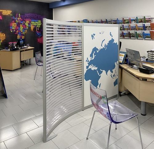 Divisorio per ufficio a pavimento - HOTO CURVA - STUDIO T - autoportante / in alluminio / in profilato di alluminio