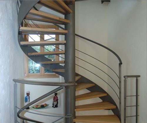 Scala a chiocciola - KELLER TREPPENBAU AG - con gradini in legno / con struttura in metallo / contemporanea