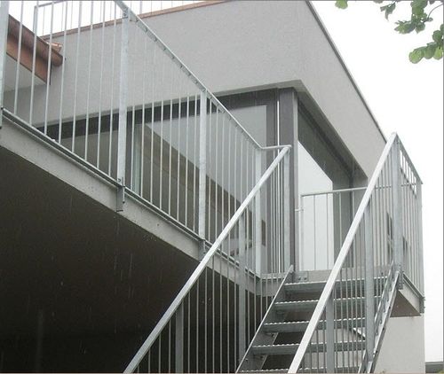 Scala dritta - KELLER TREPPENBAU AG - con gradini in metallo / con struttura in metallo / per edificio ad uso pubblico