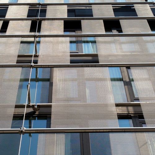 Tela metallica per facciate - COURTYARD - Cambridge Architectural Mesh - a maglia triangolare / argentata / in pannelli