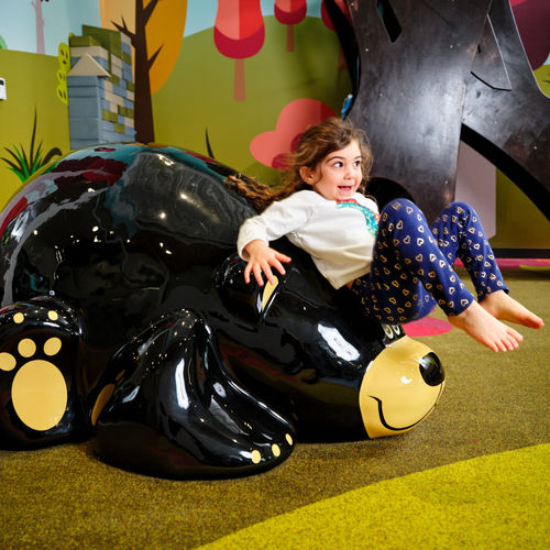 Scultura in espanso - HARLOW THE BEAR  - Soft Play LLC - da appoggio / per parco giochi / nera