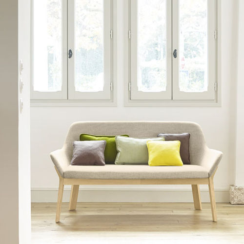 Divanetto imbottito contemporaneo - KOILA - Alki - in tessuto / con supporto in legno / contract