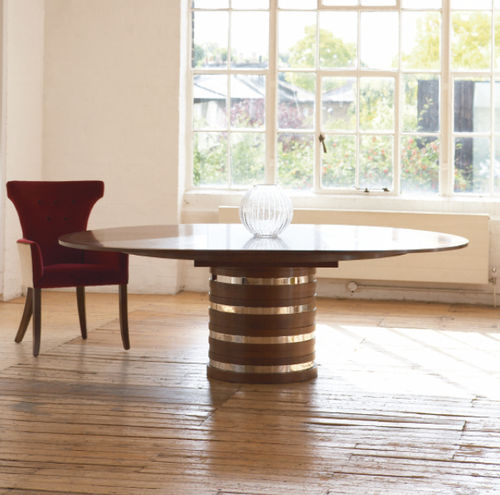 Tavolo contemporaneo - BARRAMUNDI - William Yeoward - in legno / rotondo / allungabile