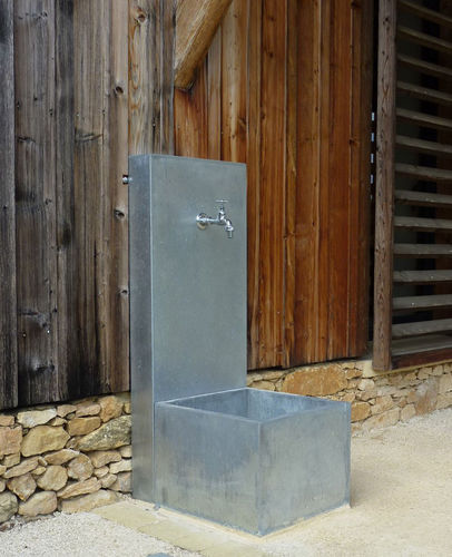 Fontana da giardino -  FONTAINE DE VILLE - Tonton Zingueur - in zinco / in zinco titanio / contemporanea