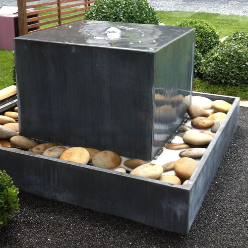 Fontana da giardino - FONTAINE CUBE  - Tonton Zingueur - in zinco / in zinco titanio / contemporanea