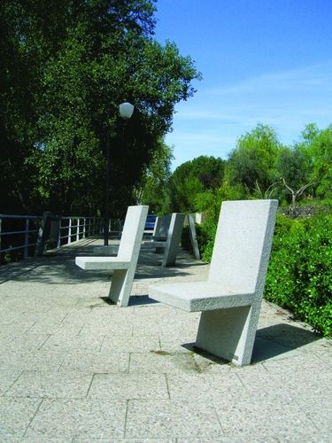 Sedia contemporanea - GÓIS - A Amop Synergies - in calcestruzzo / per spazi pubblici / contract