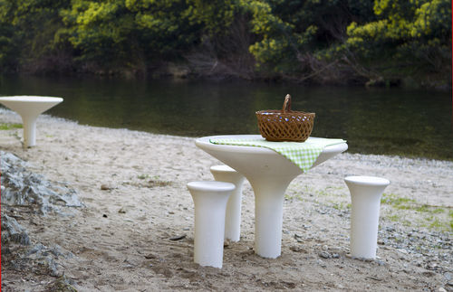 Sgabello contemporaneo - AMOPLAY : BENCH - A Amop Synergies - in calcestruzzo / con base centrale / contract