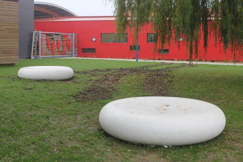 Panca per spazi pubblici design organico - LANDSCAPES : STONE B XL - A Amop Synergies - in calcestruzzo