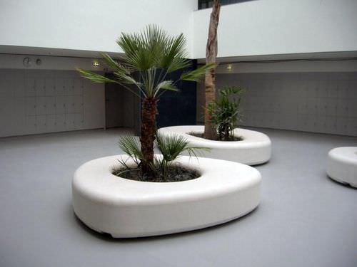 Panca per spazi pubblici design organico - SOLTAS : CELL - A Amop Synergies - in calcestruzzo / con fioriera integrata