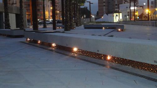 Panca per spazi pubblici contemporanea - SOLTAS : ALGECIRAS C - A Amop Synergies - in corten / in calcestruzzo / luminosa