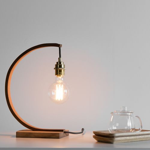 Lampada da tavolo - HANTER - Tom Raffield - in rovere / contemporanea / con cavo