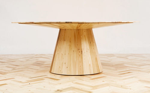 Tavolo contemporaneo - WASTE NOT WANT NOT - studiomama - in legno / rotondo / in materiale di recupero