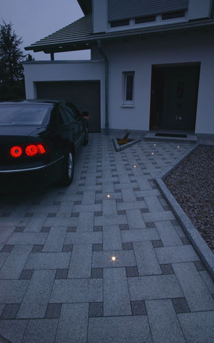 Pavé in calcestruzzo - Kronimus AG Betonsteinwerke - luminoso / per pedoni / LED