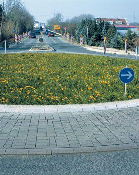 Bordura per marciapiede - CITY TRUCK - Kronimus AG Betonsteinwerke - in calcestruzzo / curva