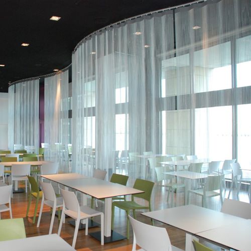 Separatore di spazi in rete - CURVED, MOBILE  - KriskaDECOR - in metallo / per ristorante / sospeso
