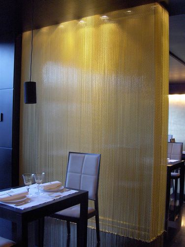 Separatore di spazi in rete - STRAIGHT, FIXED - KriskaDECOR - in metallo / per ristorante / per bar