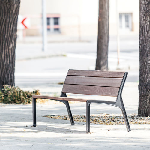 Panca per spazi pubblici contemporanea - MIELA - mmcité street furniture - in legno di latifoglie / in acacia / in ghisa di alluminio