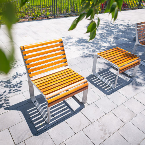 Sedia contemporanea - PORTIQOA - mmcité street furniture - da esterno / in legno di latifoglie / in acacia
