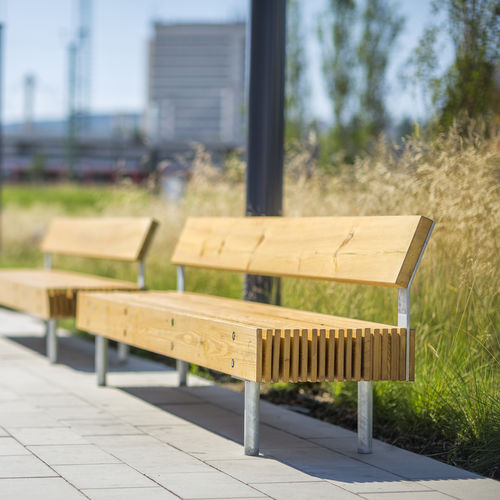 Panca per spazi pubblici contemporanea - WOODY - mmcité street furniture - in legno di latifoglie / in pino / in acciaio galvanizzato