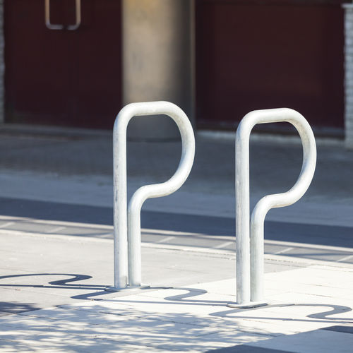 Rastrelliera per biciclette a pavimento - BIKEPARK - mmcité street furniture - per spazi pubblici / in acciaio galvanizzato / professionale