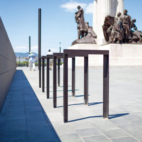 Rastrelliera per biciclette a pavimento - LOTLIMIT - mmcité street furniture - per spazi pubblici / in acciaio galvanizzato / professionale