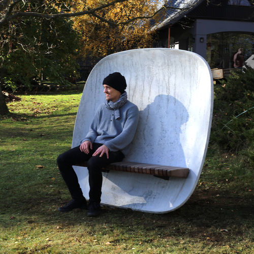 Panca per spazi pubblici contemporanea - SATELLITE - mmcité street furniture - in legno di latifoglie / in acacia / in calcestruzzo