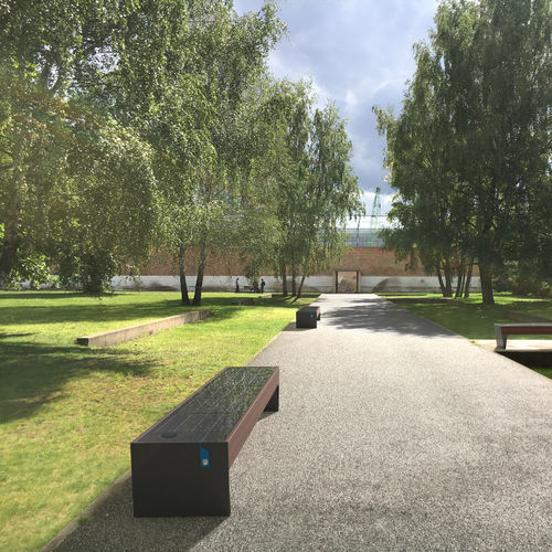 Panca per spazi pubblici contemporanea - BLOCQ SOLAR - mmcité street furniture - in legno / in acciaio galvanizzato / in vetro
