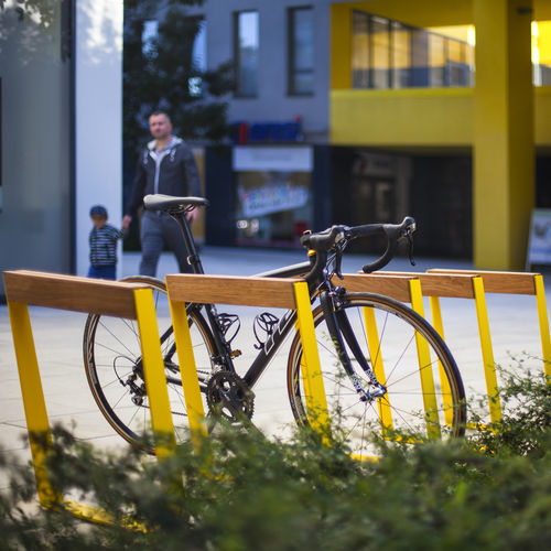 Rastrelliera per biciclette a pavimento - BIKEBLOCQ - mmcité street furniture - per spazi pubblici / in acciaio galvanizzato / in legno