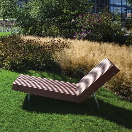 Chaise longue contemporanea - WOODY - mmcité street furniture - in legno di latifoglie / in pino / in pino