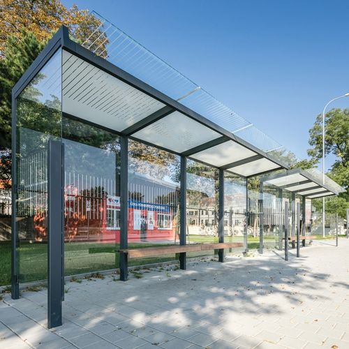Pensilina per fermata d'autobus in vetro - GEOMERE - mmcité street furniture - in acciaio galvanizzato / in legno / con panchina