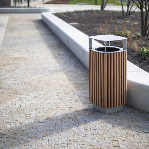 Portarifiuti pubblico - QUINBIN - mmcité street furniture - per raccolta differenziata / in acciaio galvanizzato / in ghisa di alluminio